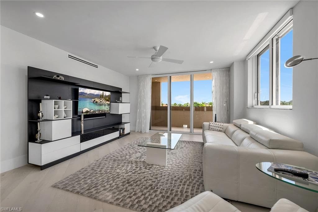 6597 Nicholas Blvd 401, Naples, FL 34108-16