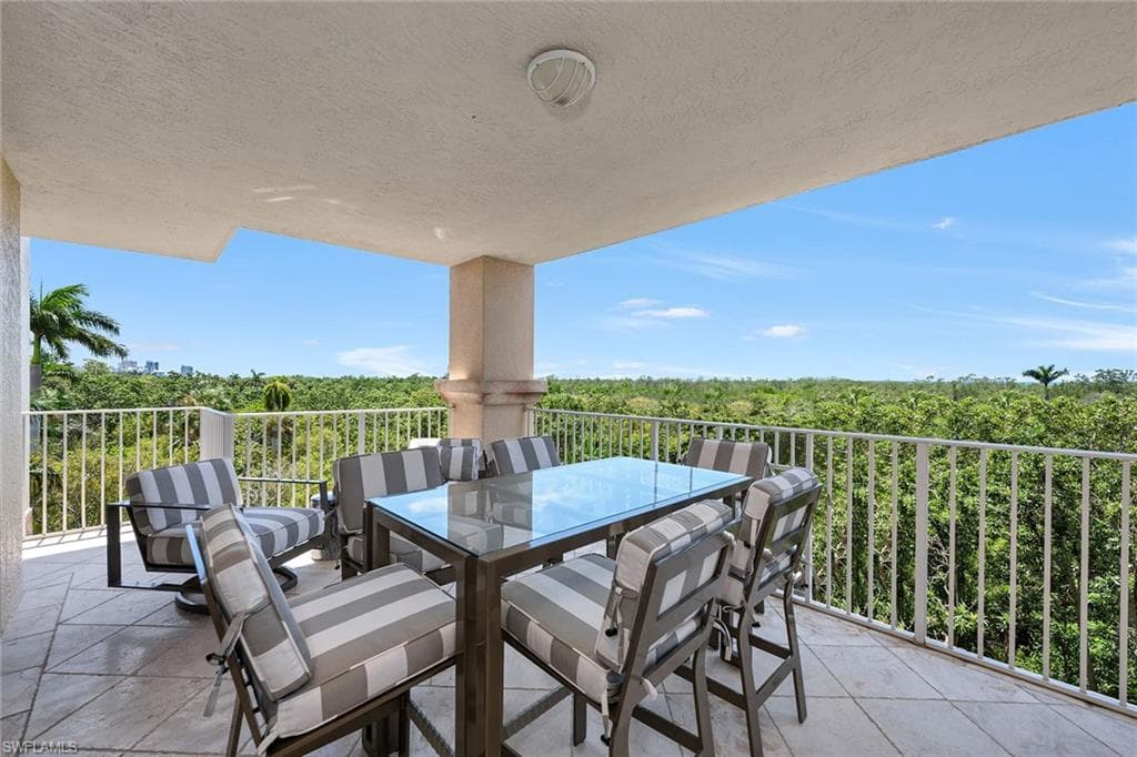 6597 Nicholas Blvd 401, Naples, FL 34108-3