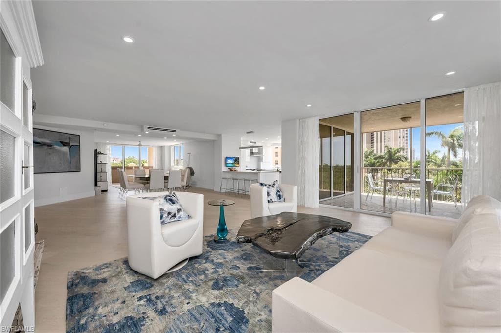 6597 Nicholas Blvd 401, Naples, FL 34108-4