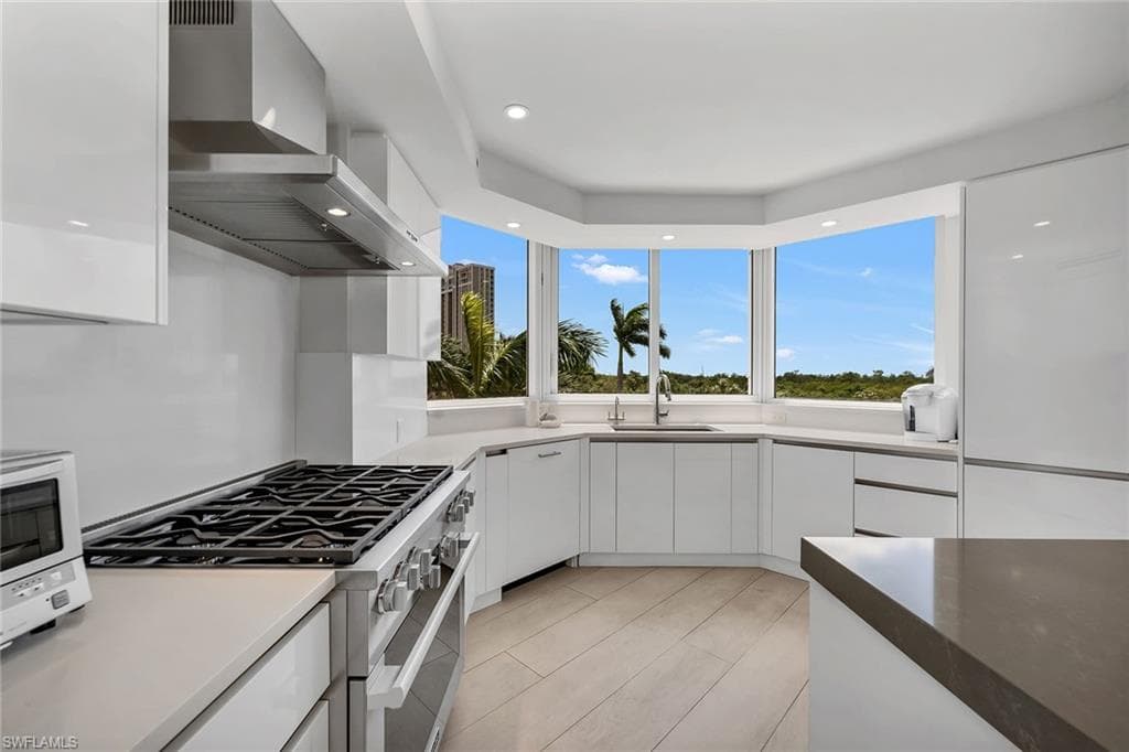 6597 Nicholas Blvd 401, Naples, FL 34108-7