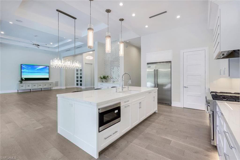 569 Neapolitan Way, Naples, FL 34103-3