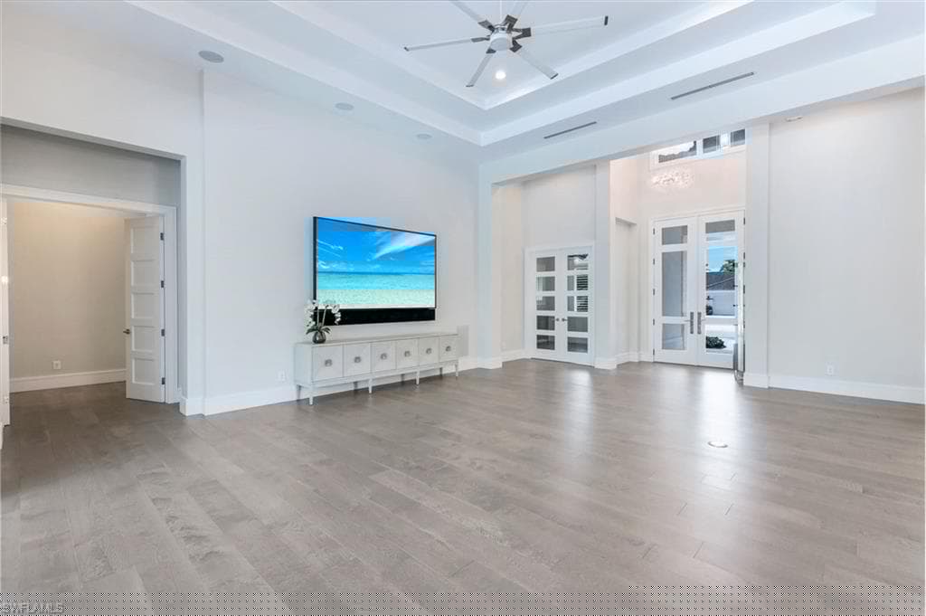 569 Neapolitan Way, Naples, FL 34103-6