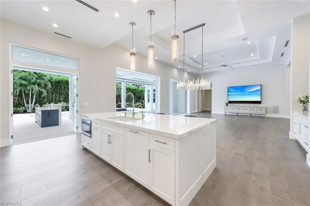 569 Neapolitan Way, Naples, FL 34103-8