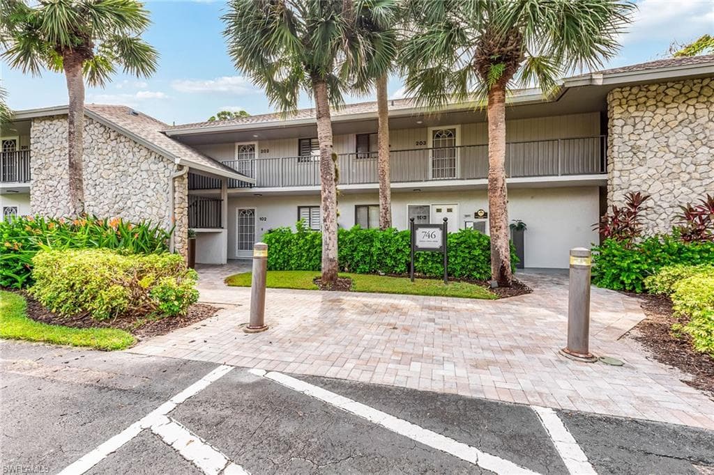 746 Eagle Creek Dr 201, Naples, FL 34113-12