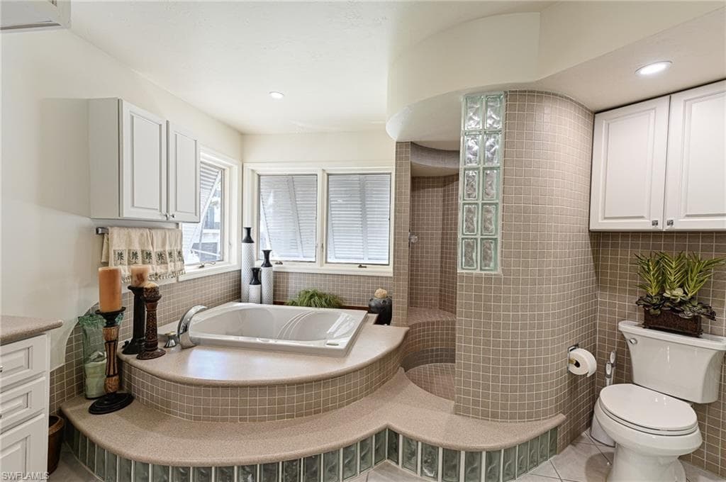 101 Dominica Ln, Bonita Springs, FL 34134-8512-19