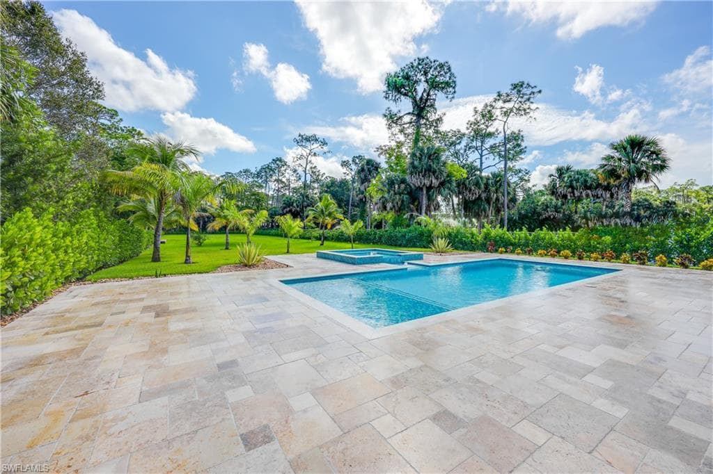 1890 Oakes Blvd, Naples, FL 34119-36