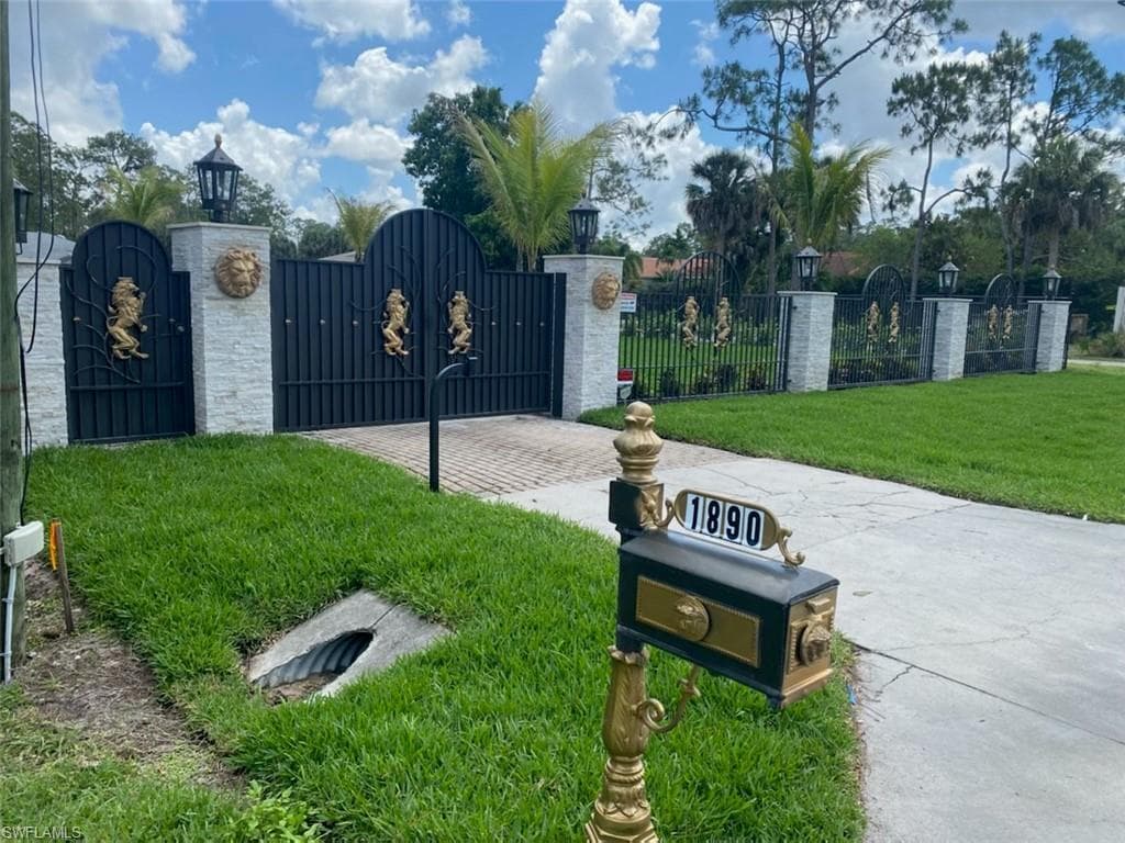 1890 Oakes Blvd, Naples, FL 34119-5