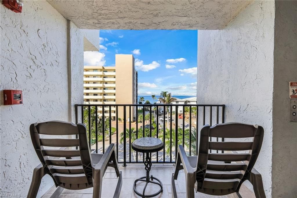10562 Gulf Shore Dr 402, Naples, FL 34108-22