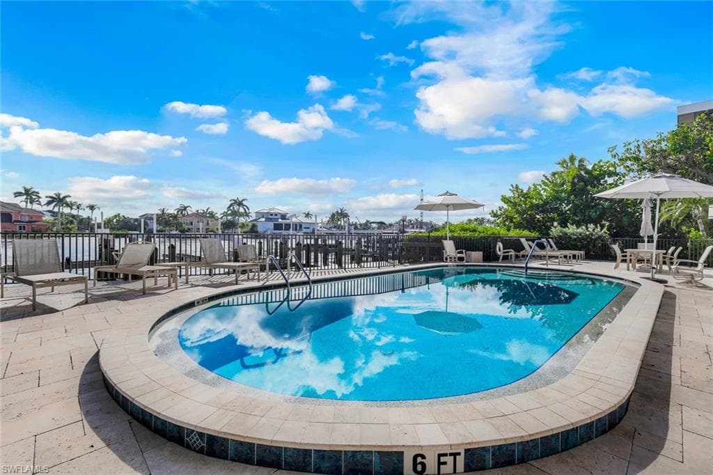 10562 Gulf Shore Dr 402, Naples, FL 34108-24