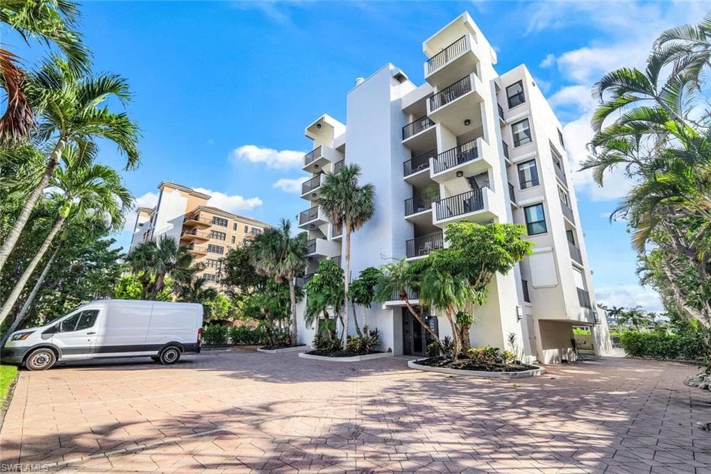 10562 Gulf Shore Dr 402, Naples, FL 34108-2