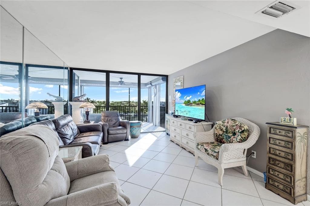 10562 Gulf Shore Dr 402, Naples, FL 34108-5