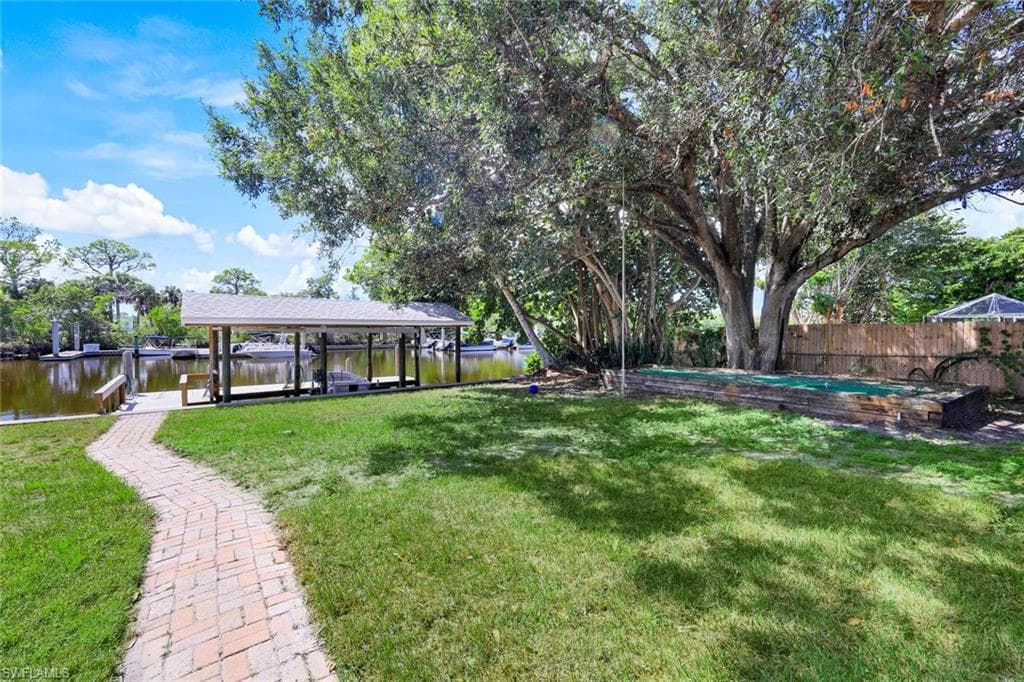 2160 Harbor Ln, Naples, FL 34104-27