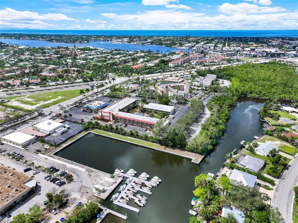 2160 Harbor Ln, Naples, FL 34104-32