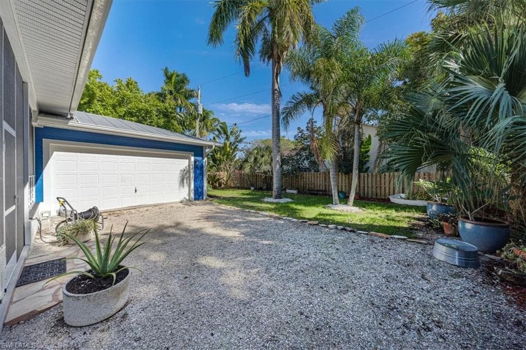 1171 Mockingbird Ln, Naples, FL 34104-25