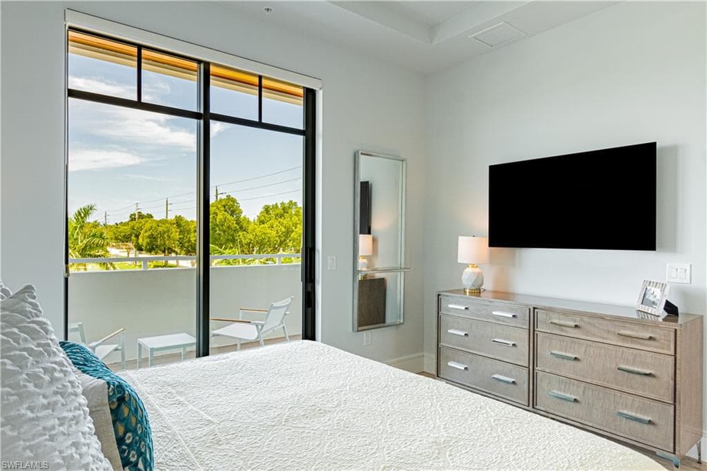 101 8th St S 204, Naples, FL 34102-18