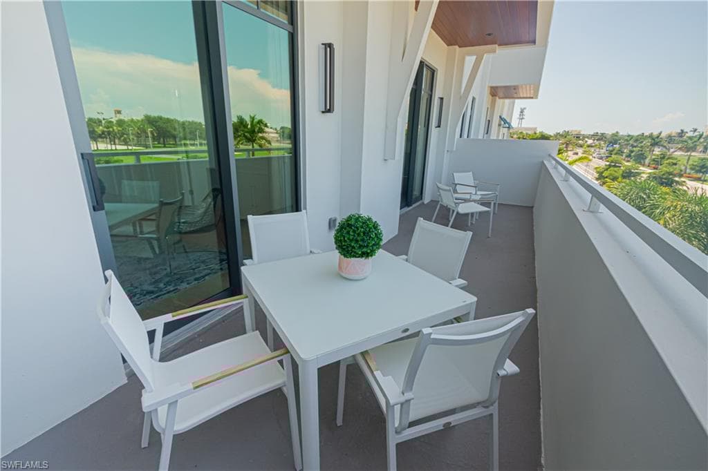 101 8th St S 204, Naples, FL 34102-25