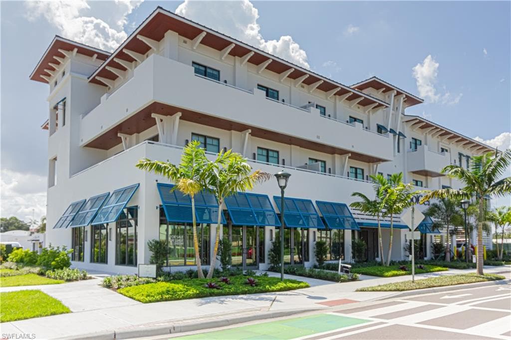 101 8th St S 204, Naples, FL 34102-2