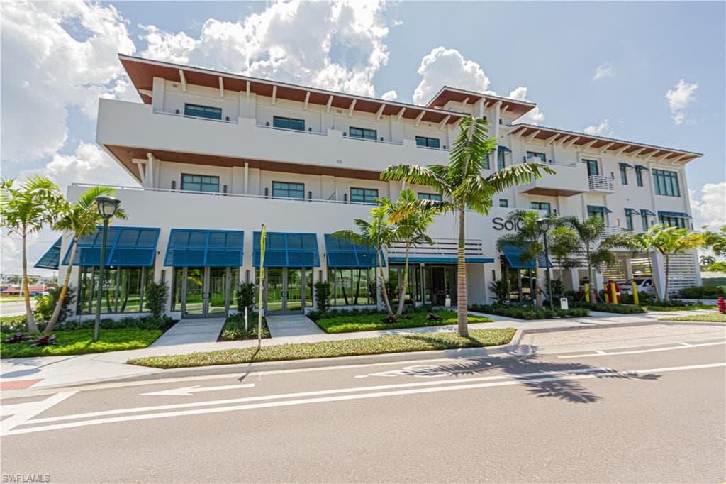 101 8th St S 204, Naples, FL 34102-3