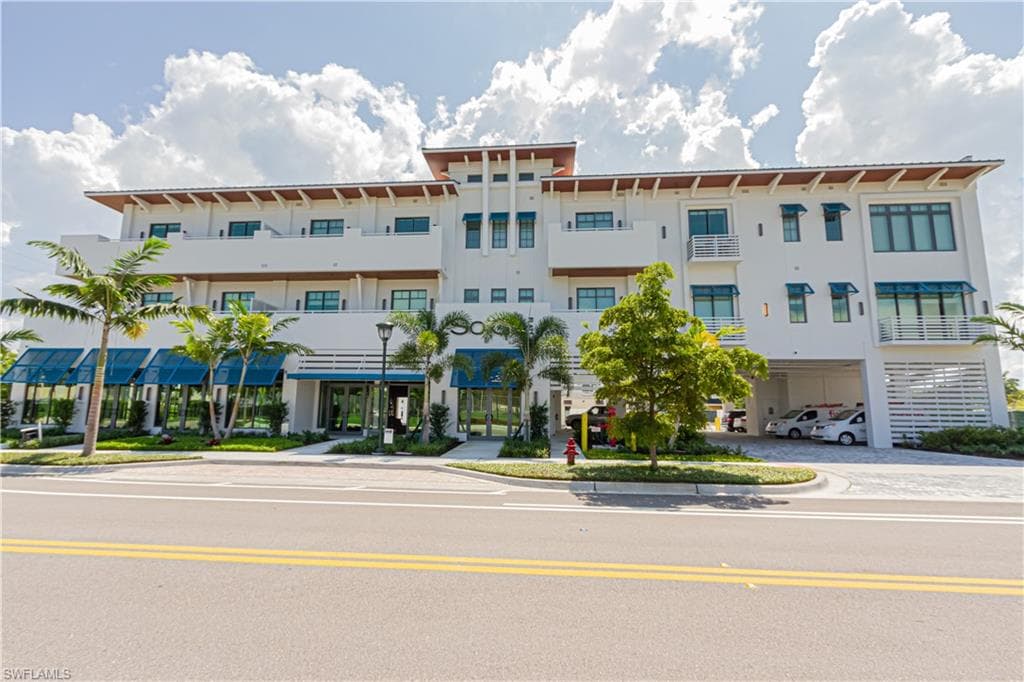 101 8th St S 204, Naples, FL 34102-4