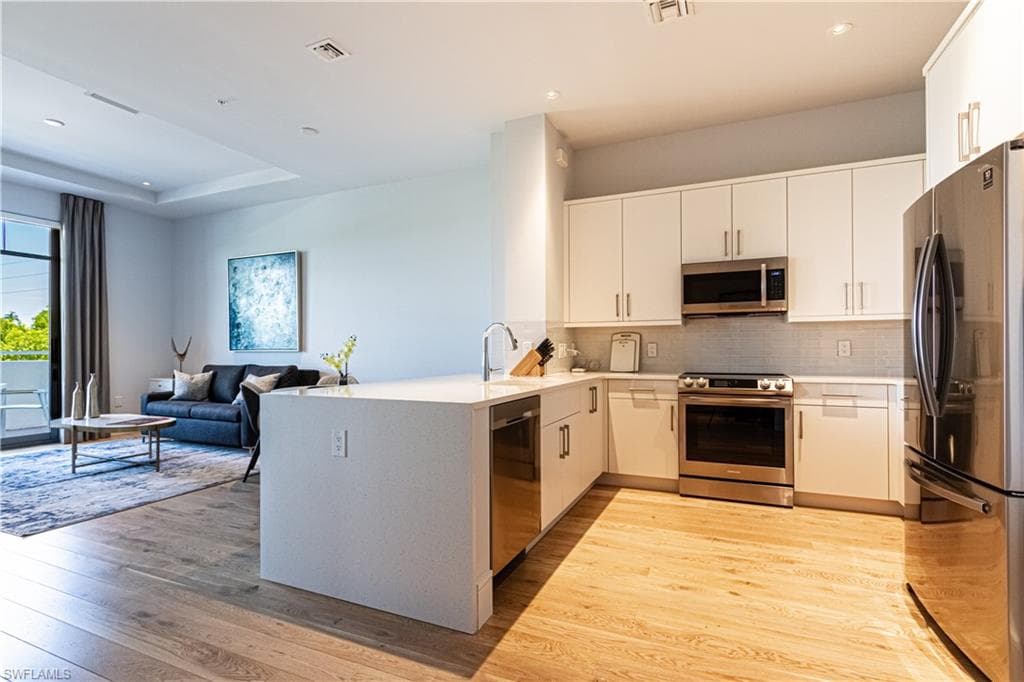 101 8th St S 204, Naples, FL 34102-8