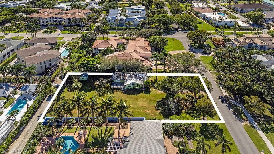 955 6th St S, Naples, FL 34102-2
