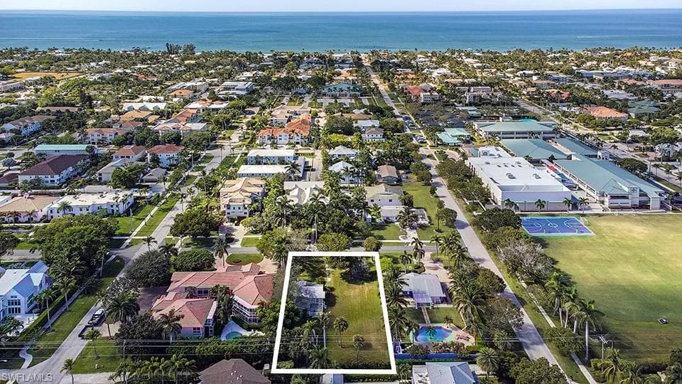 955 6th St S, Naples, FL 34102-3