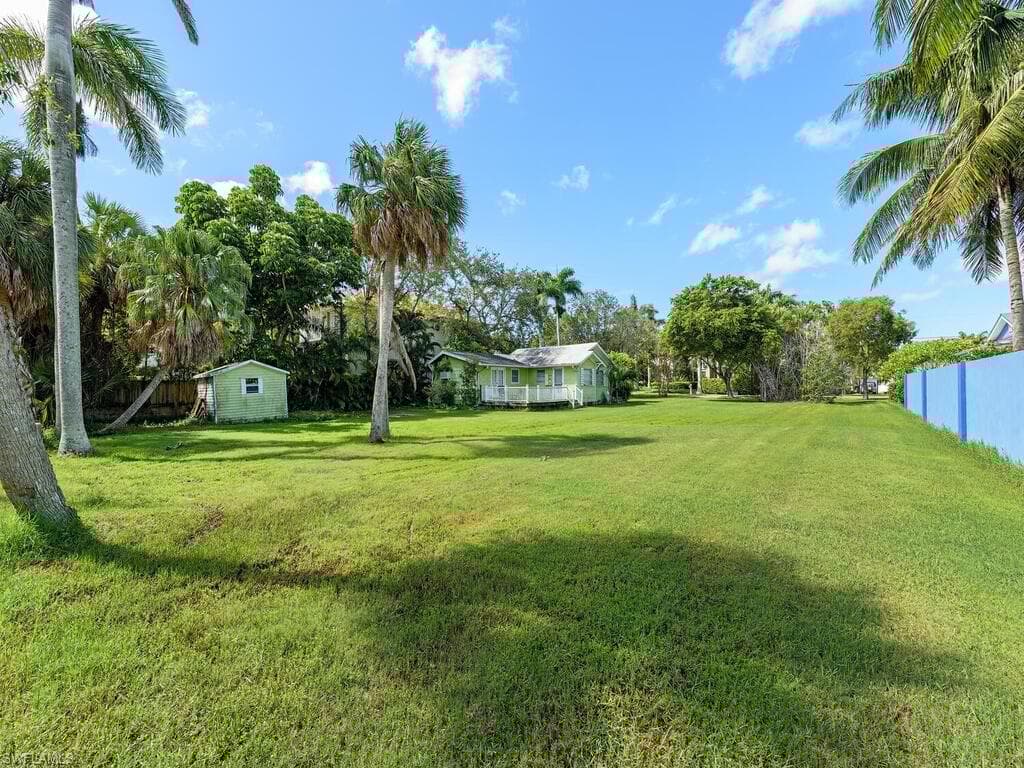 955 6th St S, Naples, FL 34102-5