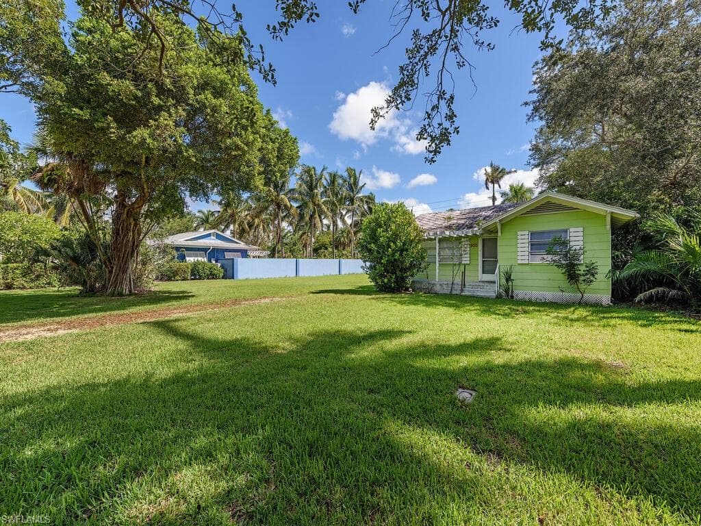 955 6th St S, Naples, FL 34102-6