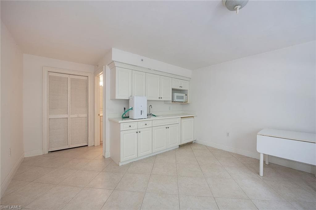 705 10th St S 204, Naples, FL 34102-10