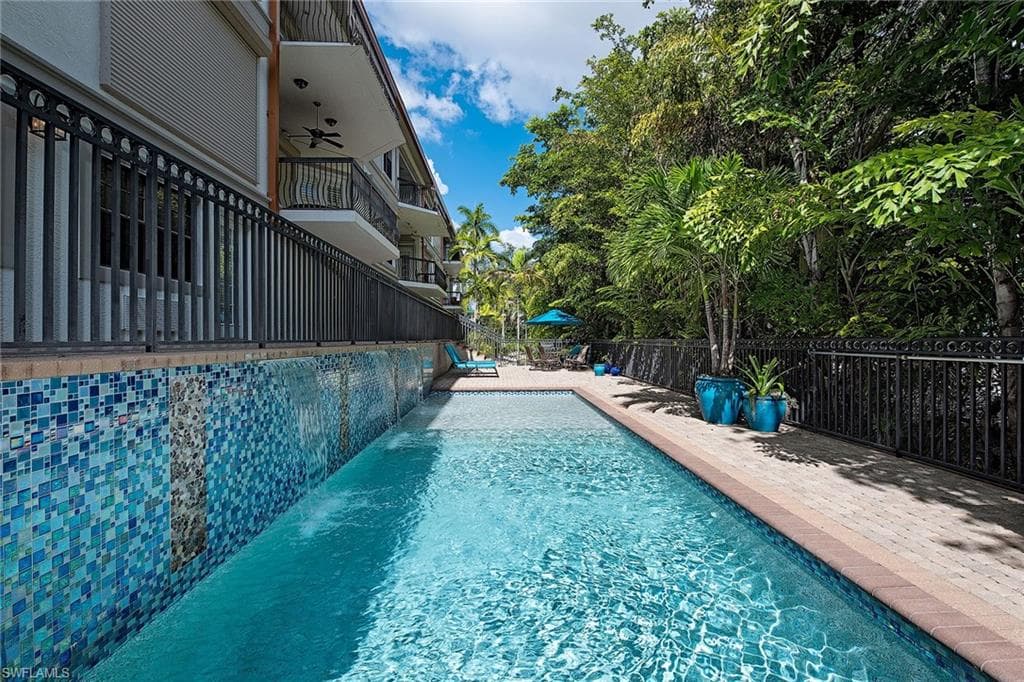 705 10th St S 204, Naples, FL 34102-1