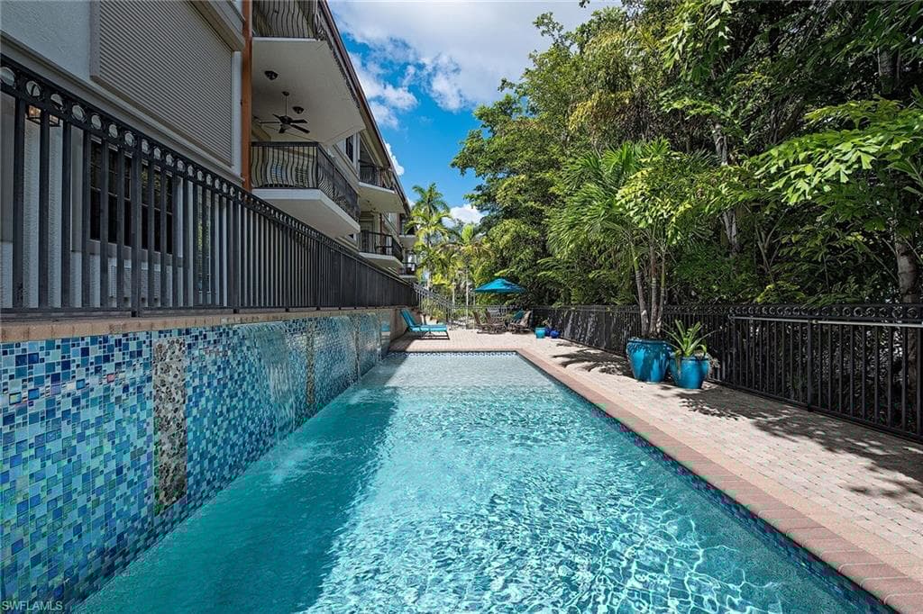 705 10th St S 204, Naples, FL 34102-2