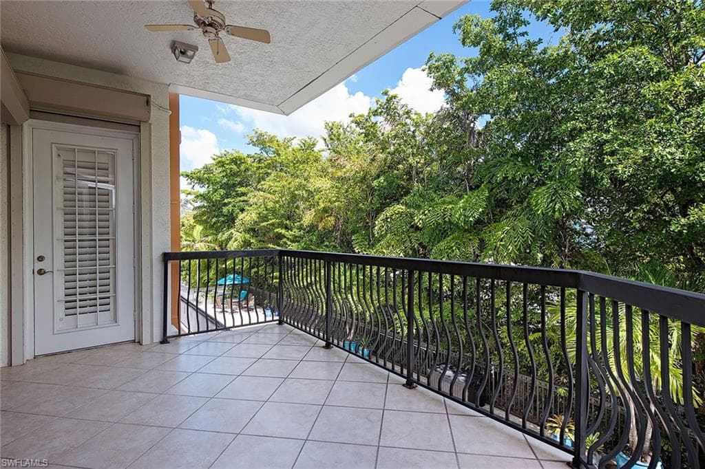 705 10th St S 204, Naples, FL 34102-3