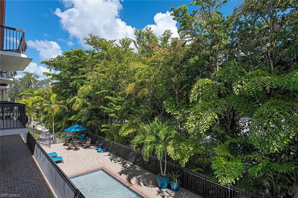 705 10th St S 204, Naples, FL 34102-4