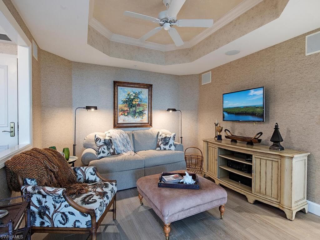 8990 Bay Colony Dr 302, Naples, FL 34108-4