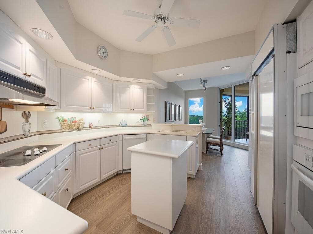 8990 Bay Colony Dr 302, Naples, FL 34108-5