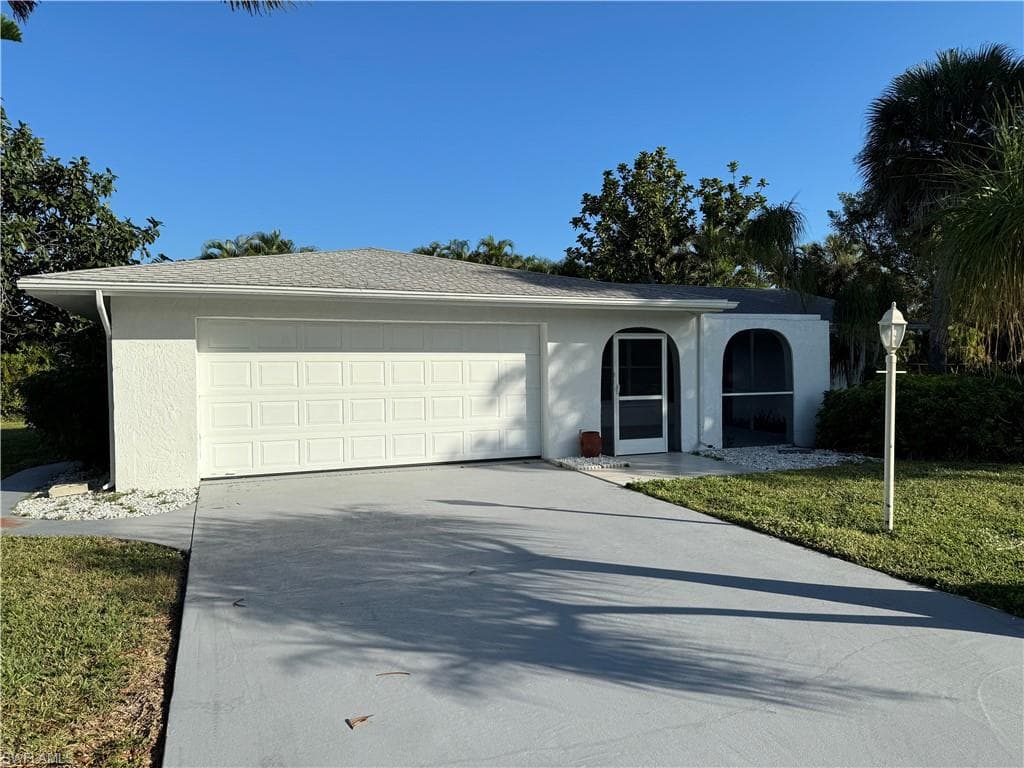 2393 Outrigger Ln, Naples, FL 34104-1