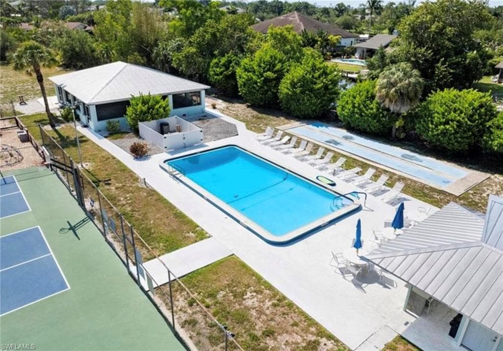 2393 Outrigger Ln, Naples, FL 34104-21