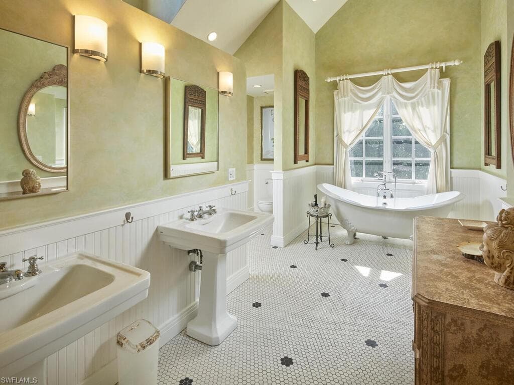 2750 Treasure Ln, Naples, FL 34102-16
