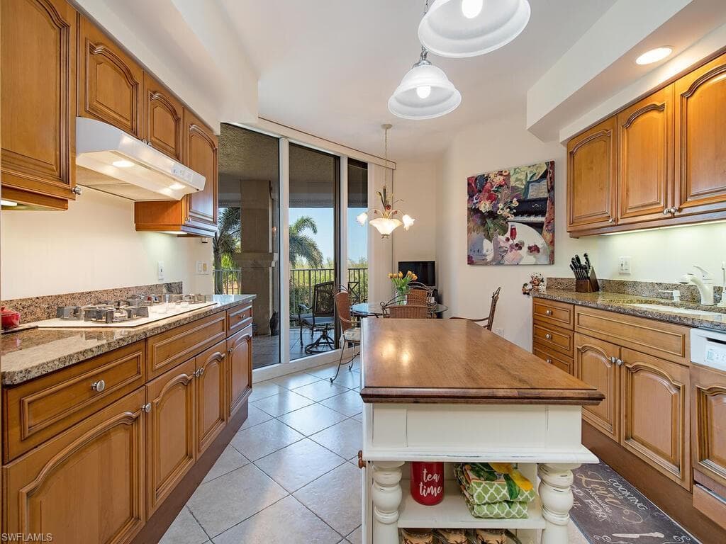 6597 Nicholas Blvd 405, Naples, FL 34108-7