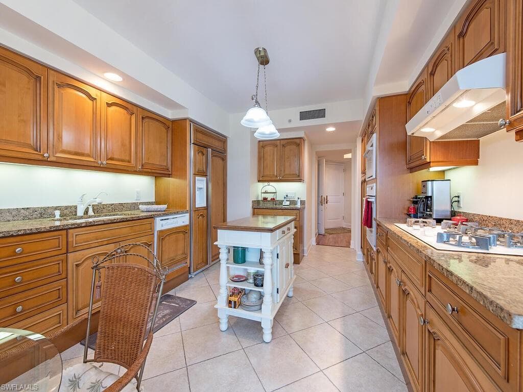 6597 Nicholas Blvd 405, Naples, FL 34108-8