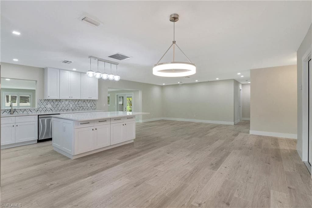 1084 Lake Shore Ct, Naples, FL 34103-9