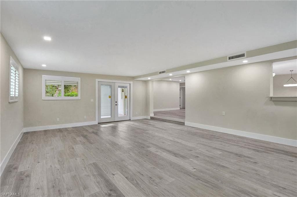 1084 Lake Shore Ct, Naples, FL 34103-17