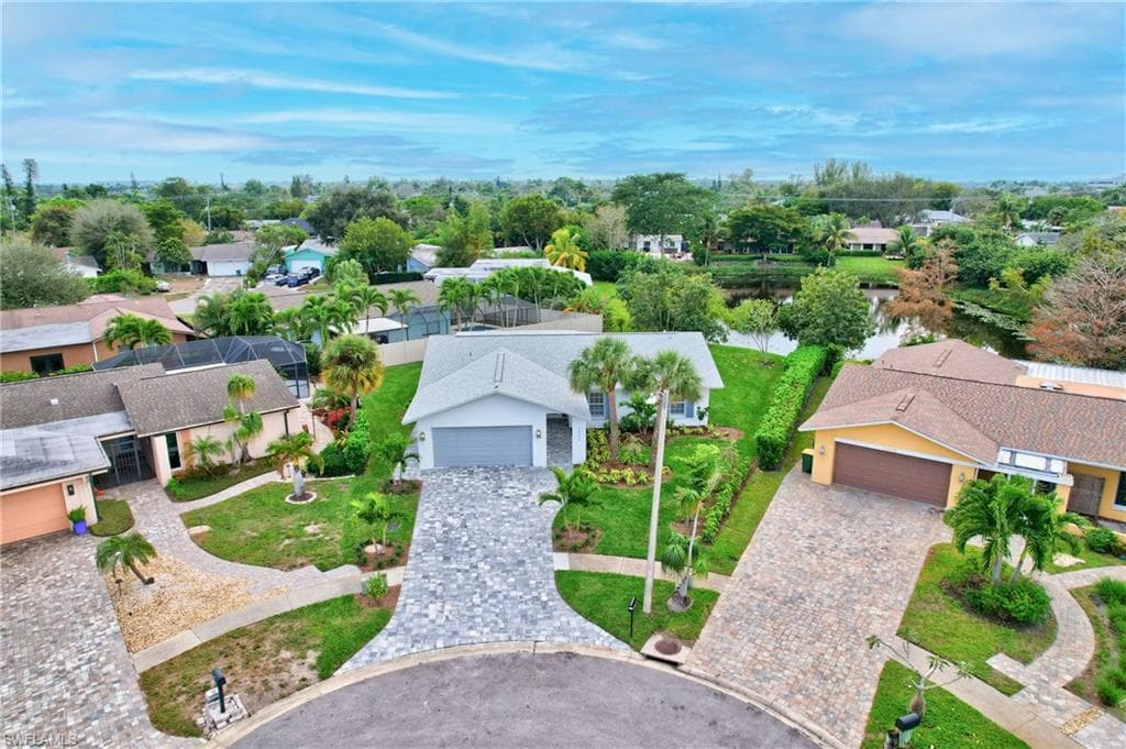 1084 Lake Shore Ct, Naples, FL 34103-1