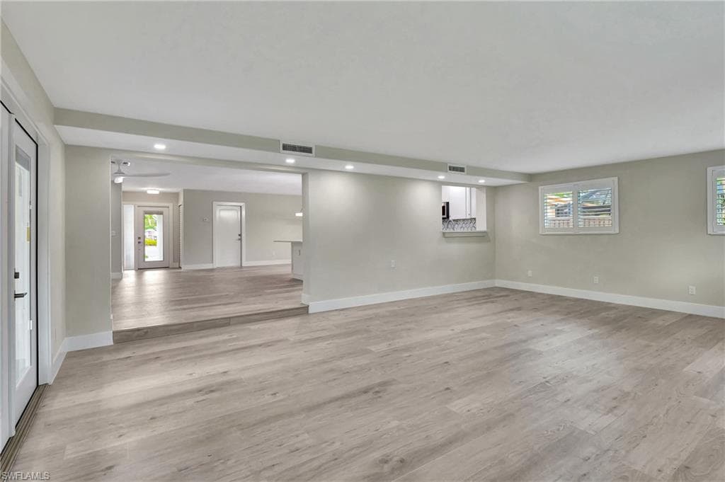 1084 Lake Shore Ct, Naples, FL 34103-19