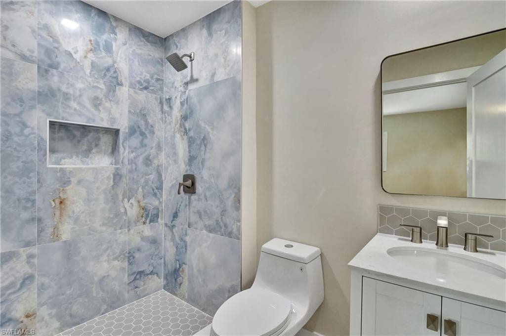 1084 Lake Shore Ct, Naples, FL 34103-28