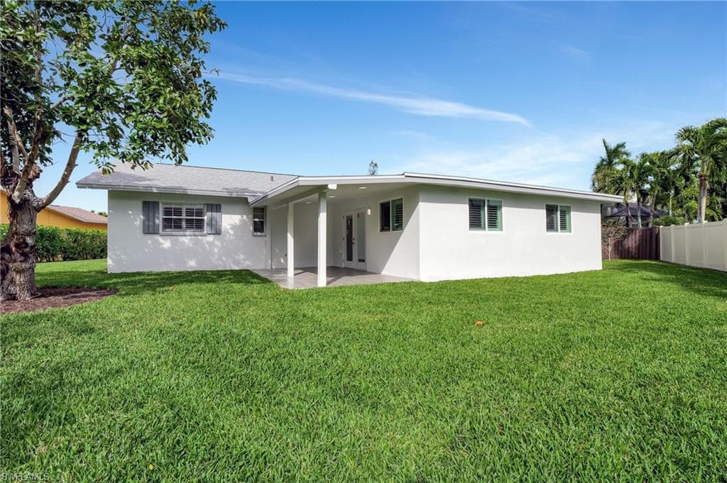1084 Lake Shore Ct, Naples, FL 34103-35