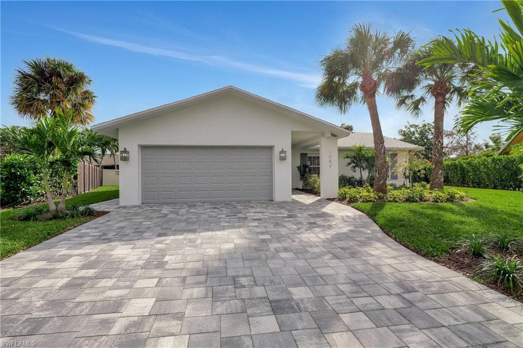 1084 Lake Shore Ct, Naples, FL 34103-38