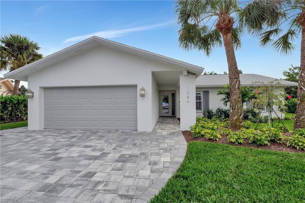 1084 Lake Shore Ct, Naples, FL 34103-3
