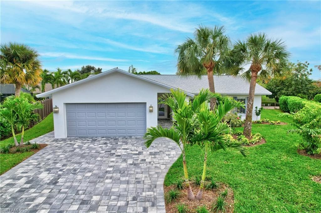 1084 Lake Shore Ct, Naples, FL 34103-39