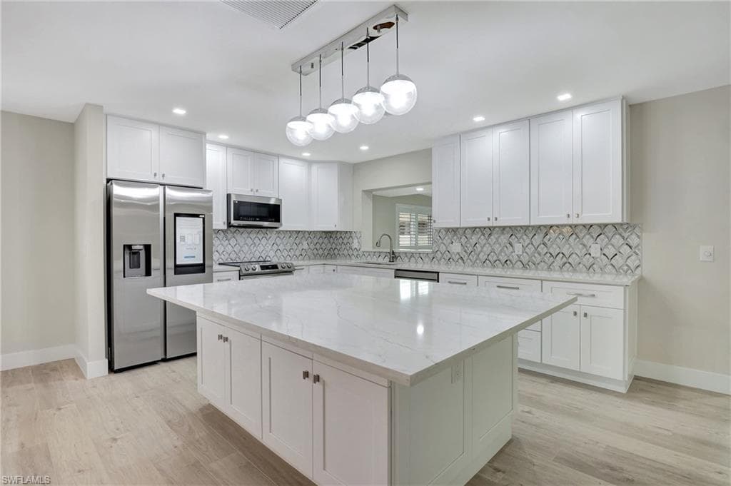 1084 Lake Shore Ct, Naples, FL 34103-5
